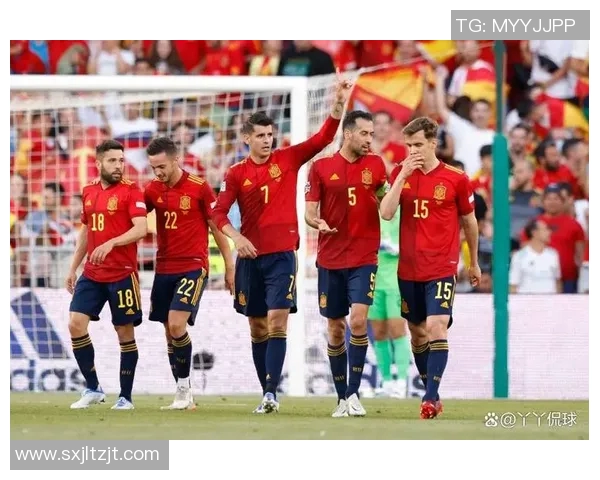 足球球星聚集一堂 共襄盛举的精彩时刻 男球员合照展现荣耀与团队精神